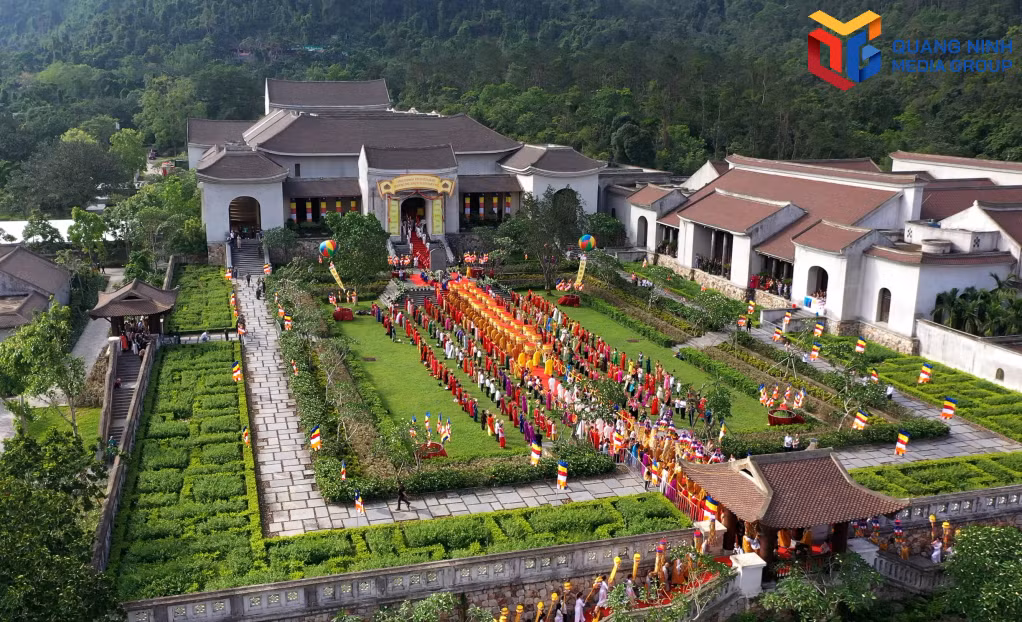 Minh Tam square was the venue for the ceremony to receive the UNESCO certificate recognizing the Yen Tu - Vinh Nghiem - Con Son, Kiep Bac Complex of Historical Relics and Scenic Landscapes as a World Cultural Heritage Site on the evening of December 20, 2025. Photo: Hoang Quynh