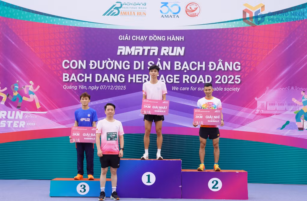 Athletes receive awards from the organizing committee.