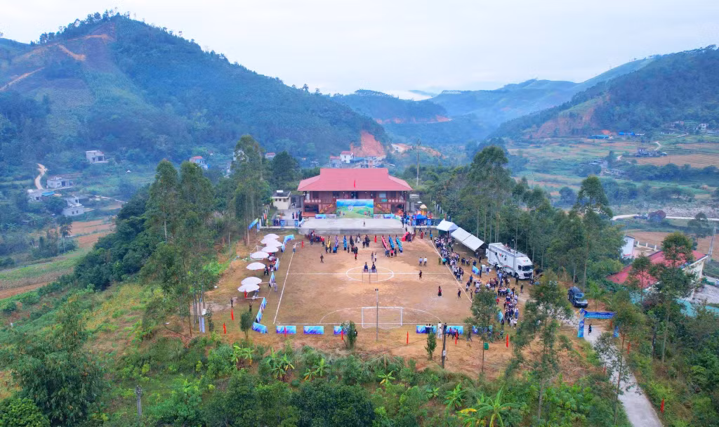 The Ethnic Minority Women’s Football Tournament is being held at Huc Dong Stadium in Binh Lieu Commune, set against the stunning mountainous landscape of Binh Lieu.