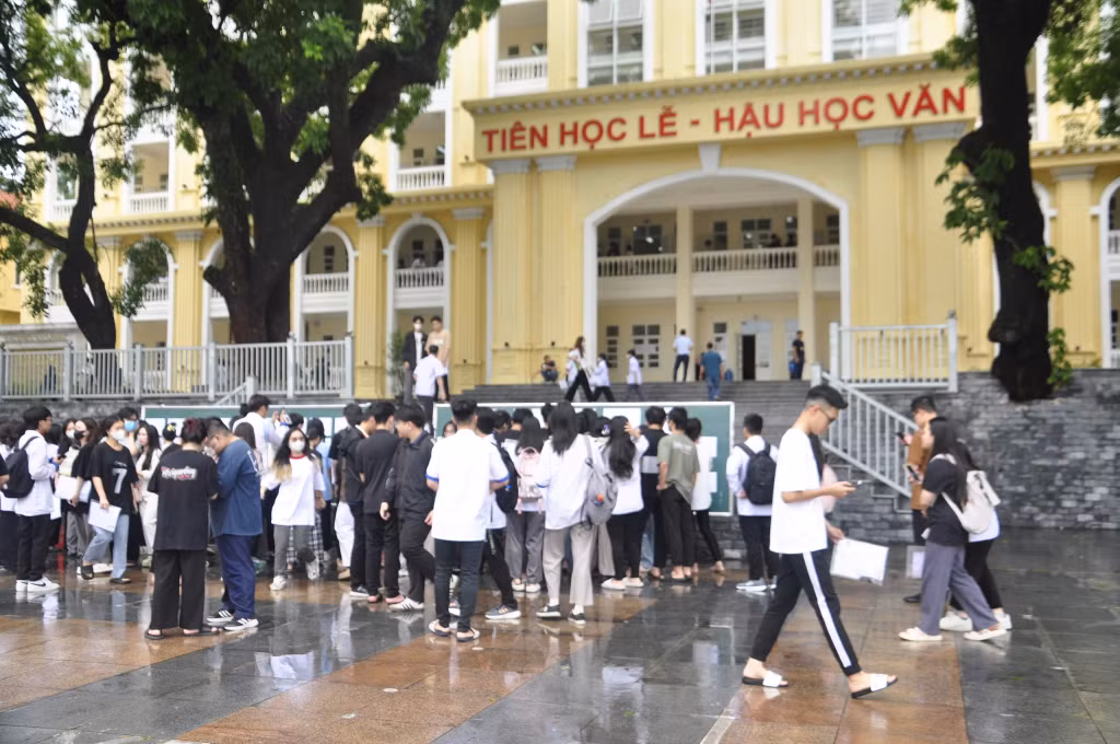 Candidates arrived at examination venues provincewide on June 26 to complete procedures for their participation in the exam.