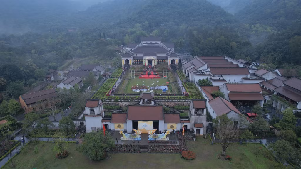 Yen Tu Spring Festival attracted hundred thousands of visitors and pilgrims ảnh 1