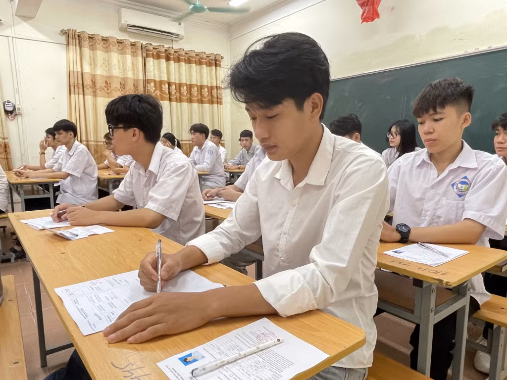 Thí sinh điền thông tin vào giấy thi.