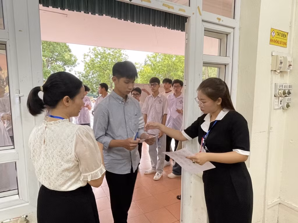 Các thí sinh làm thủ tục vào phòng thi.