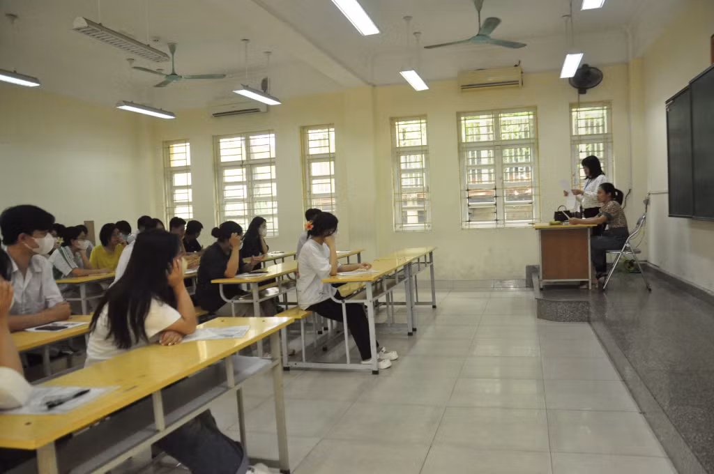 Candidates listened to the examination regulations, verified their information, and corrected any mistakes detected.