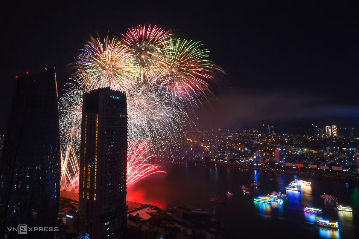 American, Italian fireworks light up Da Nang
