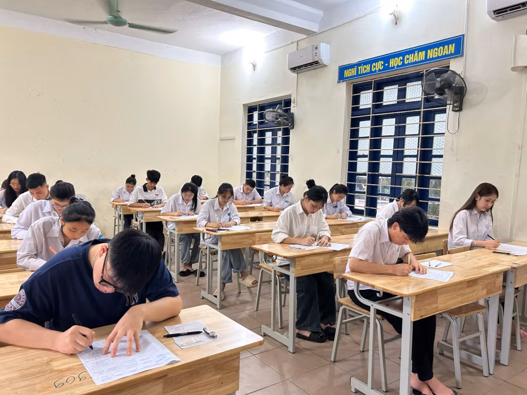 Các thi sinh chính thức bước vào thi môn ngữ văn trong buổi sáng 27/6.