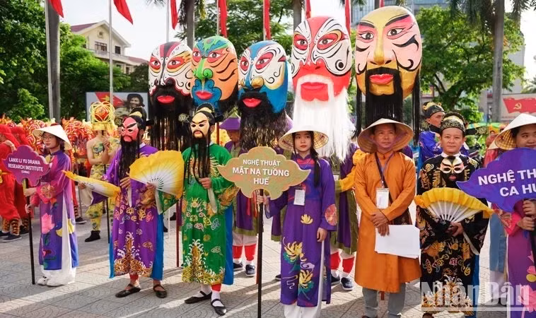 Masks of Tuong (Vietnamese traditional classic drama) are showcased at the festival. (Photo: NDO)