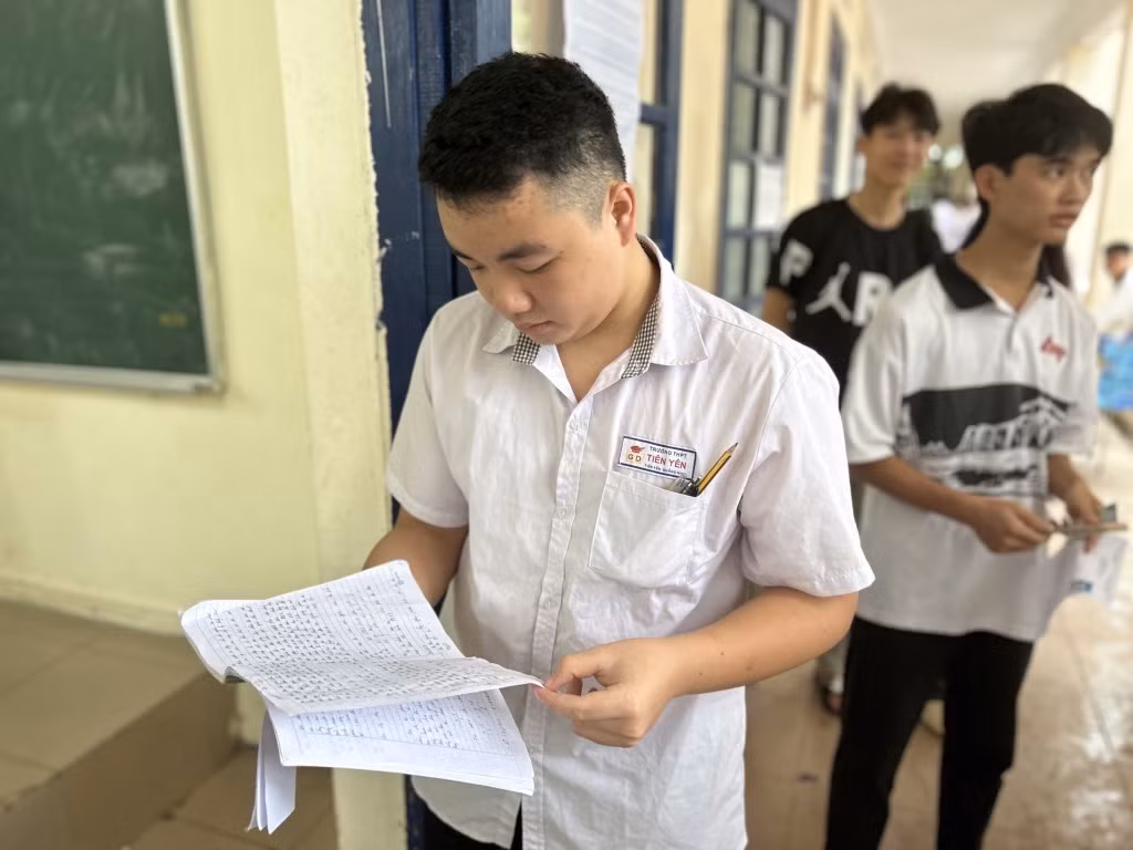 National high school graduation exam 2024 starts ảnh 5 Tranh thủ ôn lại kiến thức trước khi vào phòng thi.