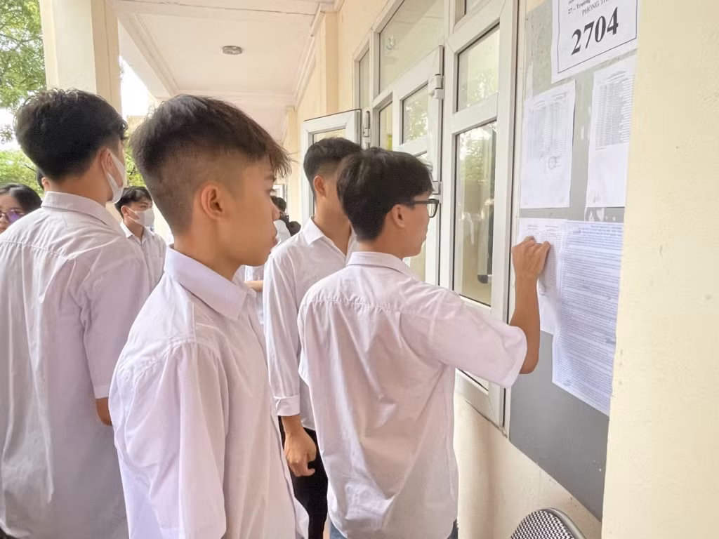 Các thí sinh đọc kỹ nội quy thi trước khi vào phòng thi.