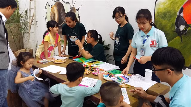School students join a painting event on the nature protection at the Đà Nẵng–based Centre of Biodiversity Conservation (GreenViet)’s Nature Education and Experience Centre. More than 32,000 students, residents, teachers have joined awareness education on the primates and forest protection in Đà Nẵng. — VNS Photo Công Thành