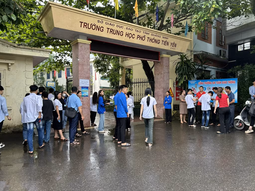 Các thí sinh tới các điểm thi từ sớm.