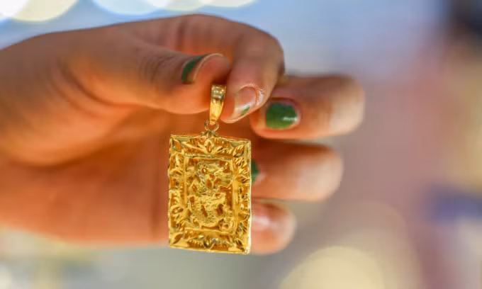 Gold prices dip