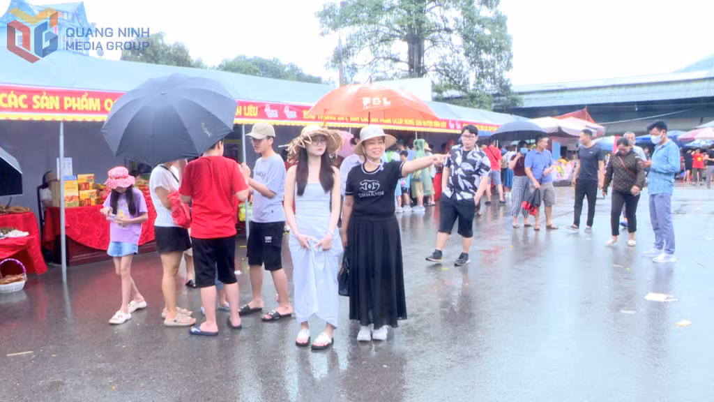 Many visitors stopped by Dong Van Market to shop for OCOP products and local specialties.