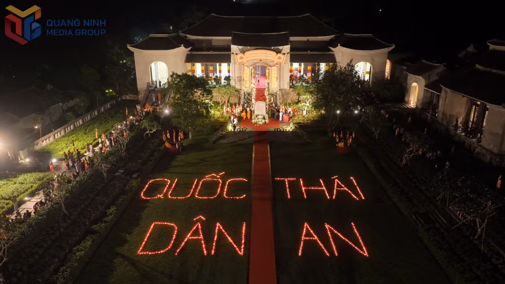 The phrase "Quốc thái - Dân an" (National Peace - People’s Well-being) was formed using 1,000 candles, glowing brightly in the open courtyard of Truc Lam Palace at Yen Tu.