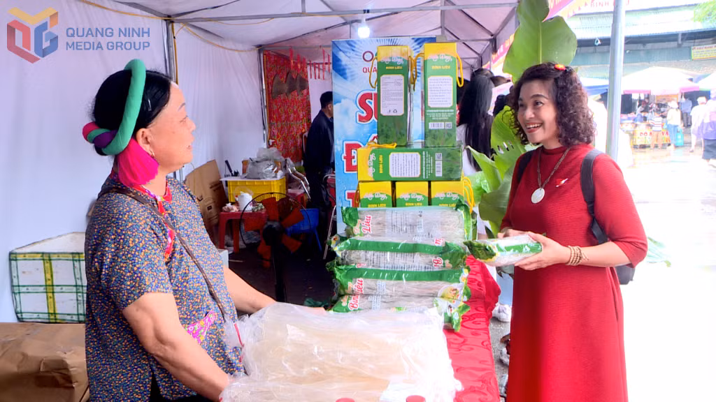 Visitors shop for the district’s signature vermicelli products.