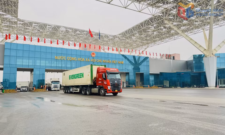 Import–Export Operations at Bac Luan II Bridge