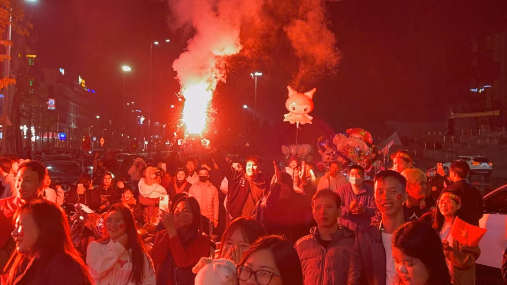 Quang Ninh people take to streets to celebrate Vietnam’s victory in ASEAN Cup final ảnh 7 g