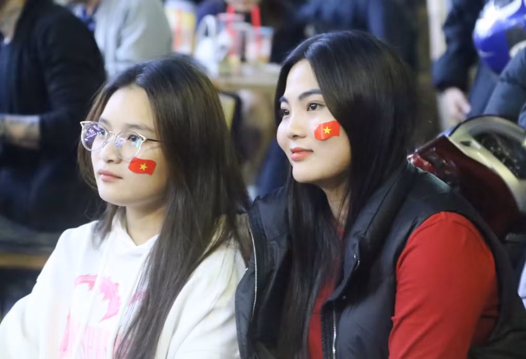 Quang Ninh people take to streets to celebrate Vietnam’s victory in ASEAN Cup final ảnh 4 g