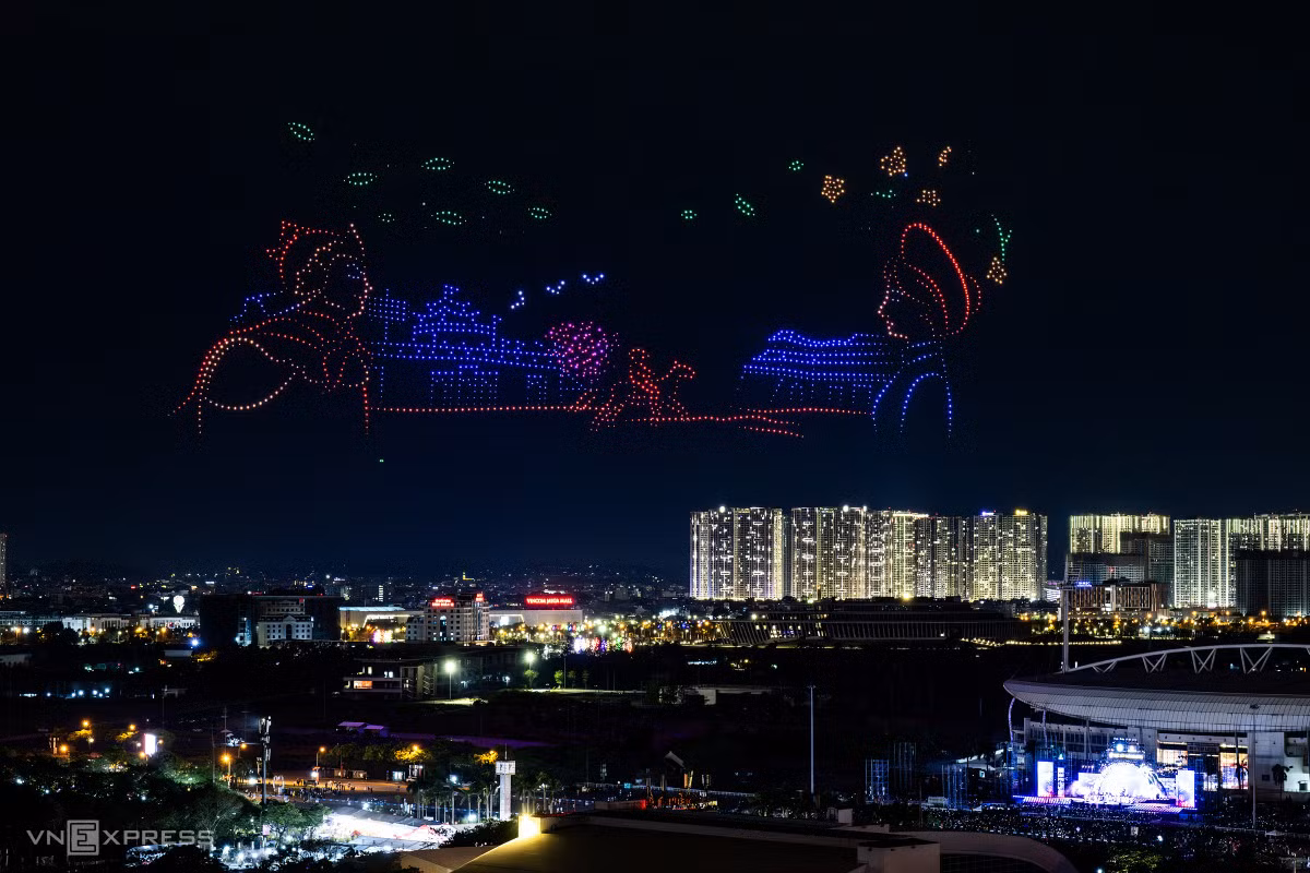 Over 4,000 drones light up Hanoi sky in Lunar New Year's rehearsal
