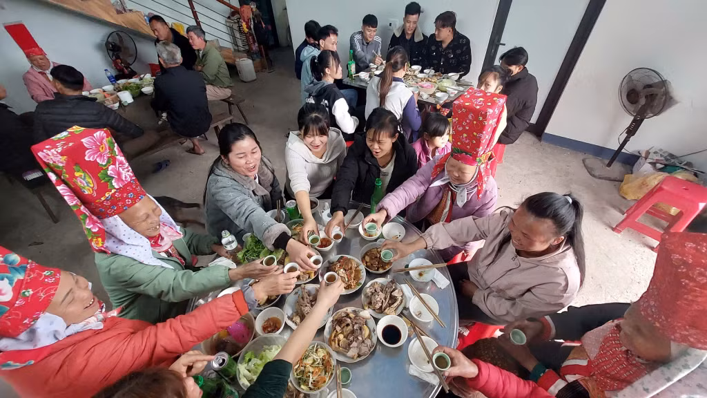 Family members together prepare the banquet to worship ancestors.