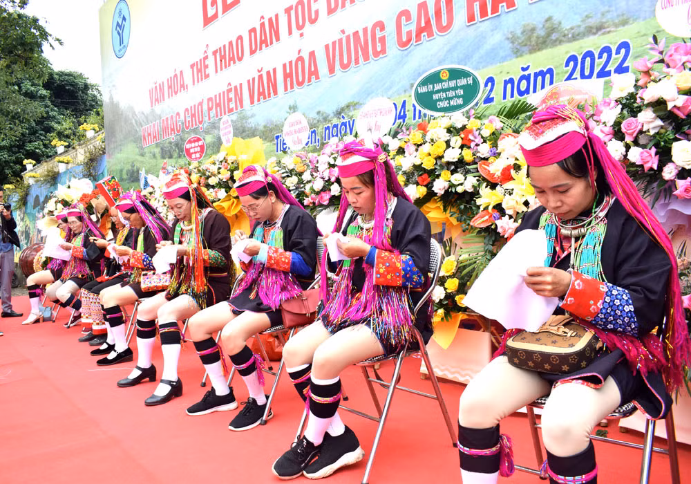 Chị em còn thể hiện sự khéo léo qua môn thi thêu thổ cẩm