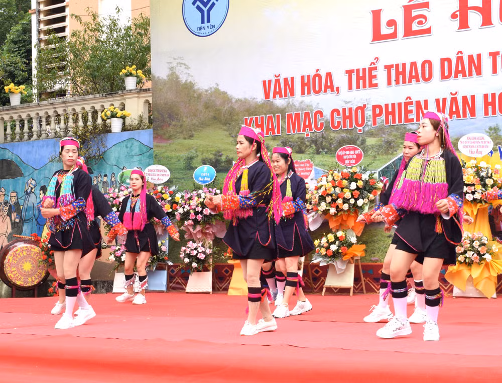 Chị em phụ nữ Dao thể hiện sự khéo léo qua môn thi thêu thổ cẩm