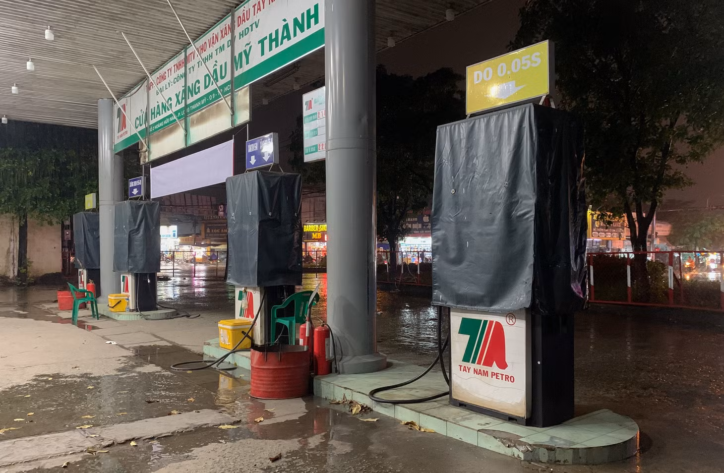 A gasoline station in HCMC is shut down, citing empty supply, October 9, 2022. Photo by VnExpress/Quynh Tran