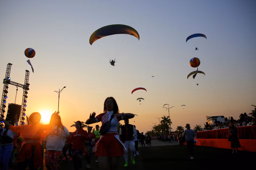 The vibrant dances brought a unique Carnaval atmosphere to Ha Long, Quang Ninh.
