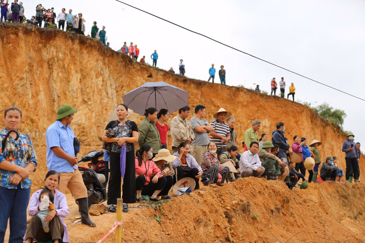 People stand on a hill in the northen Hoa Binh Province to watch the cross-country cycling event at SEA Games 31, May 16, 2022. Photo by VnExpress/Duc Dong