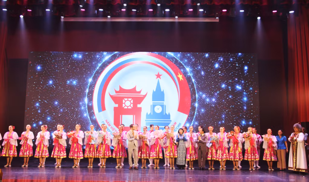 Provincial authorities presented flowers to Russian artists and dancers.