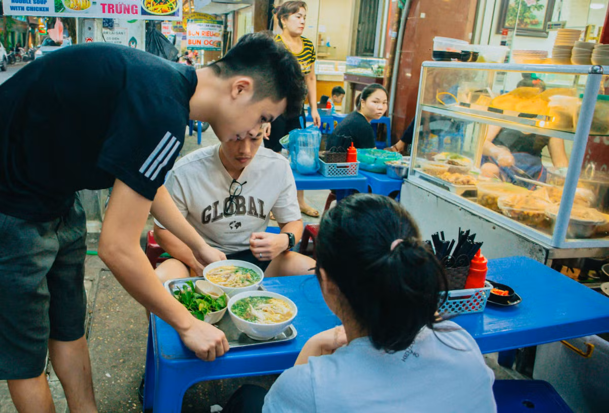 Hanoi's chicken noodle soup shop sells 500 bowls daily