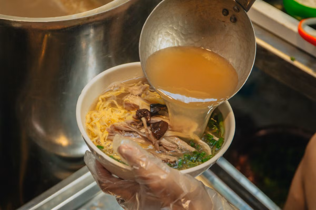 Hanoi's chicken noodle soup shop sells 500 bowls daily