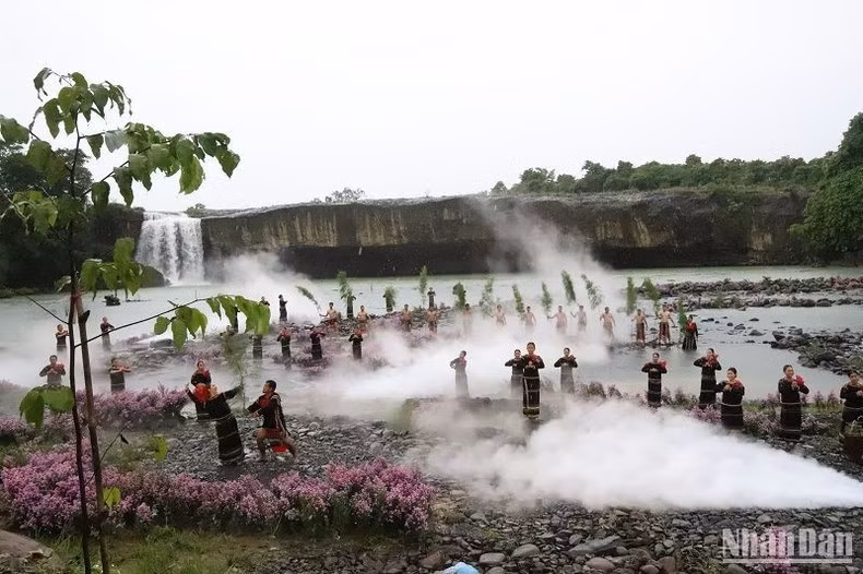 The brocade show is held at Dray Nur Waterfall, which makes the show more fanciful and mysterious.