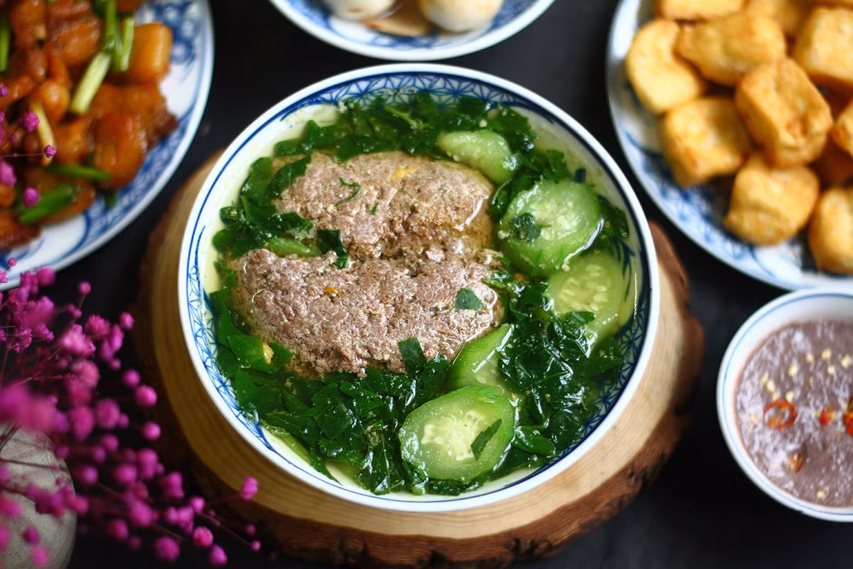 Malabar spinach soup with luffa slices and crab paste. Photo by VnExpress/Bui Thuy