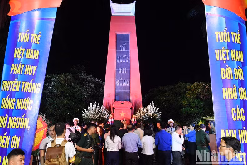 Delegates and youth union members offer incense, flowers, and light candles to pay tribute to heroic mothers and heroes laid to rest, at the Hanoi Martyrs Cemetery.