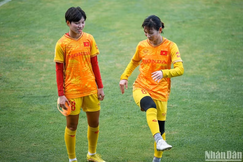 34-year-old midfielder Tran Thi Thuy Trang (R) shares tips in exercises for her younger 20-year-old teammate Vu Thi Hoa.