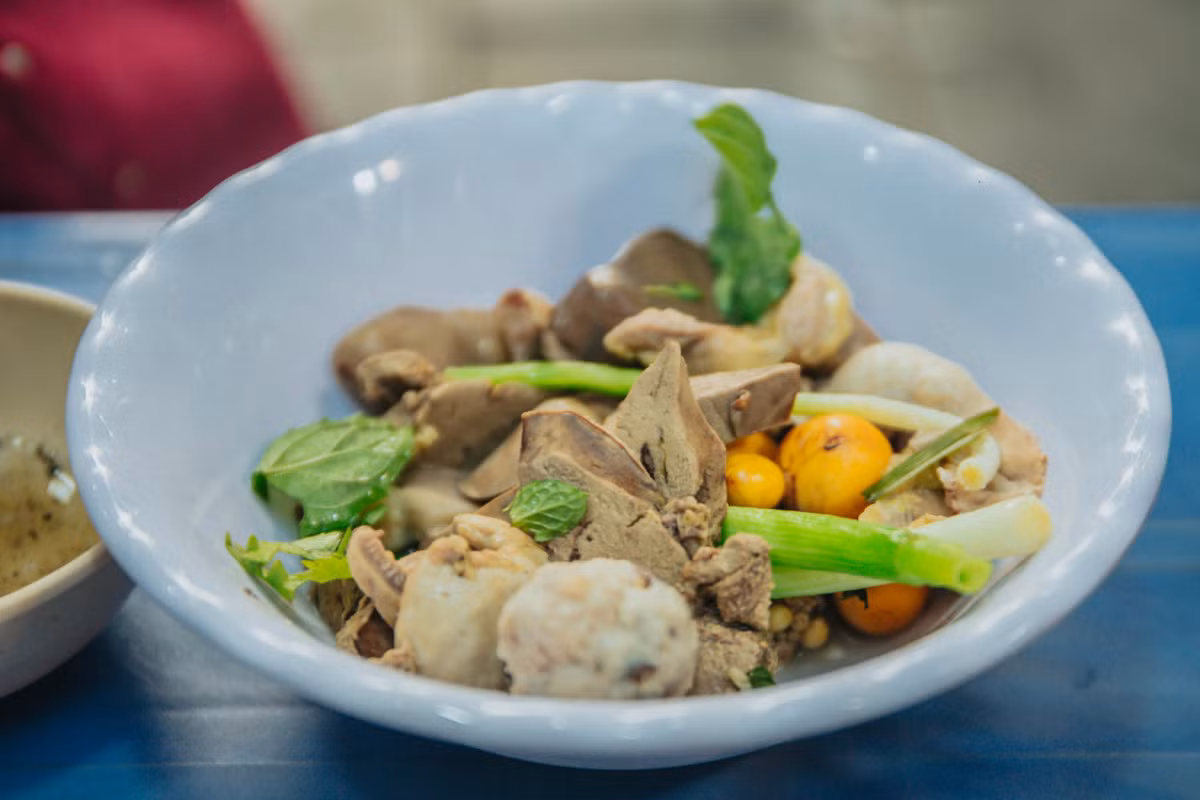 Hanoi's chicken noodle soup shop sells 500 bowls daily