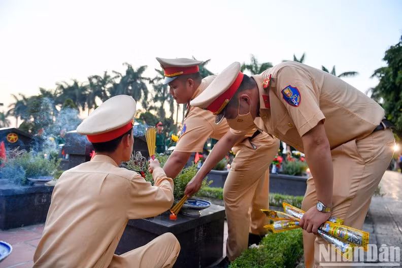 Members of the military and public security forces are present at the cemetery from 6 pm to prepare for the service.