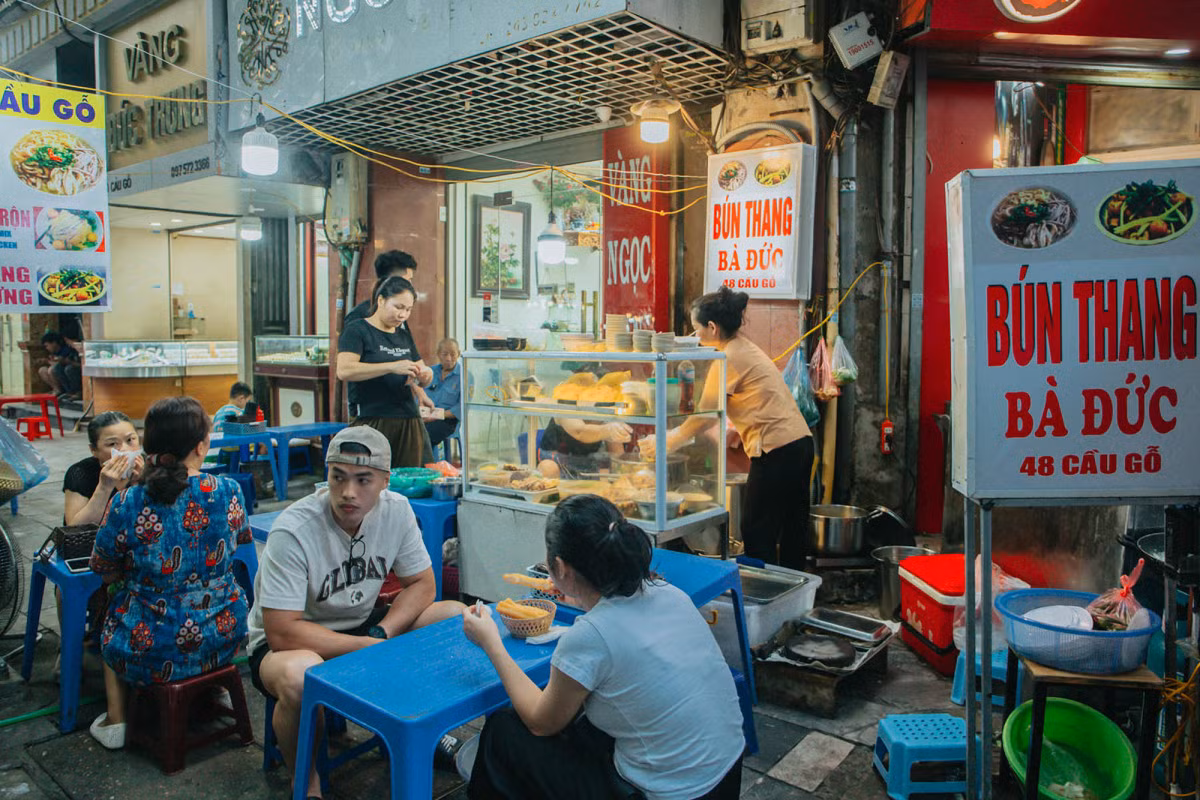 Hanoi's chicken noodle soup shop sells 500 bowls daily