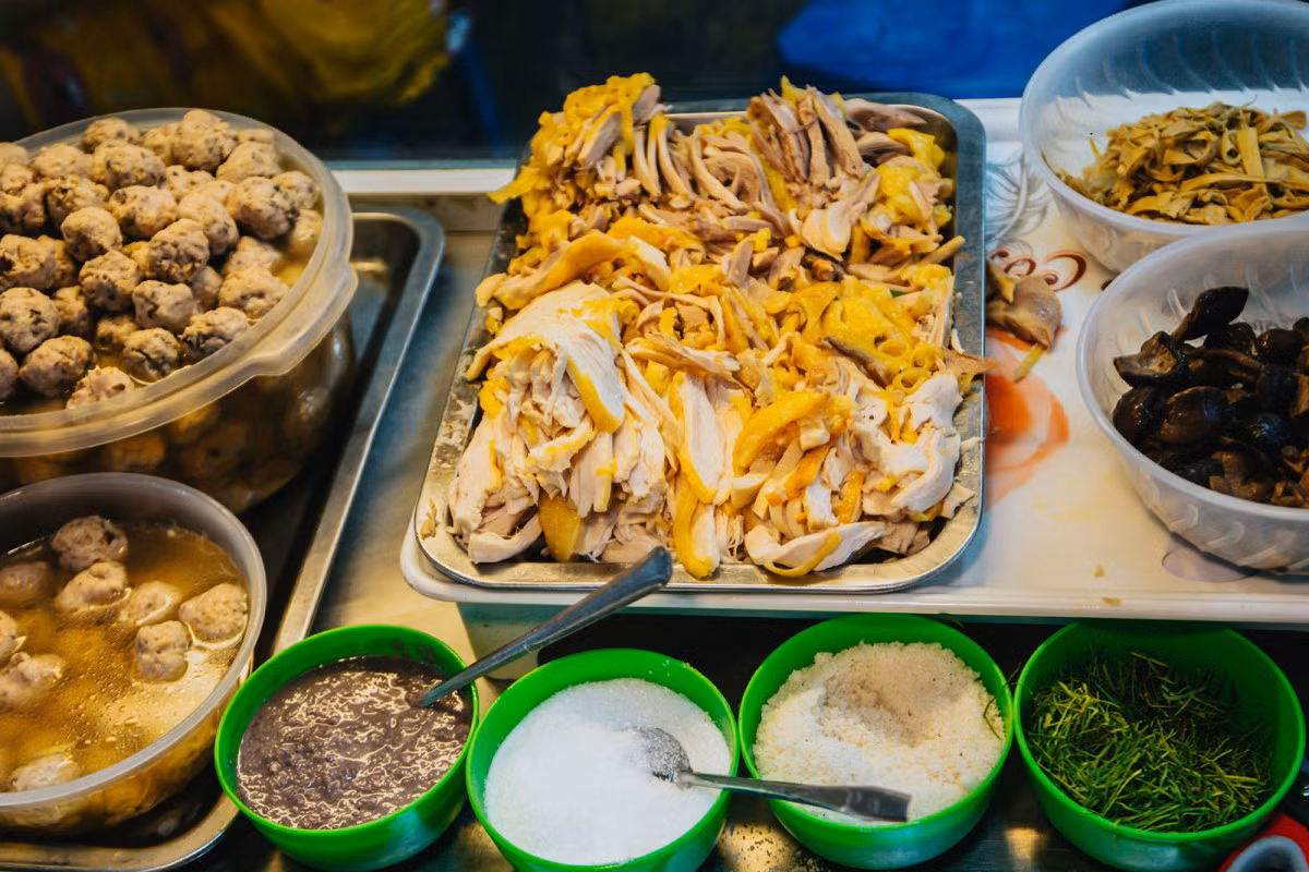Hanoi's chicken noodle soup shop sells 500 bowls daily