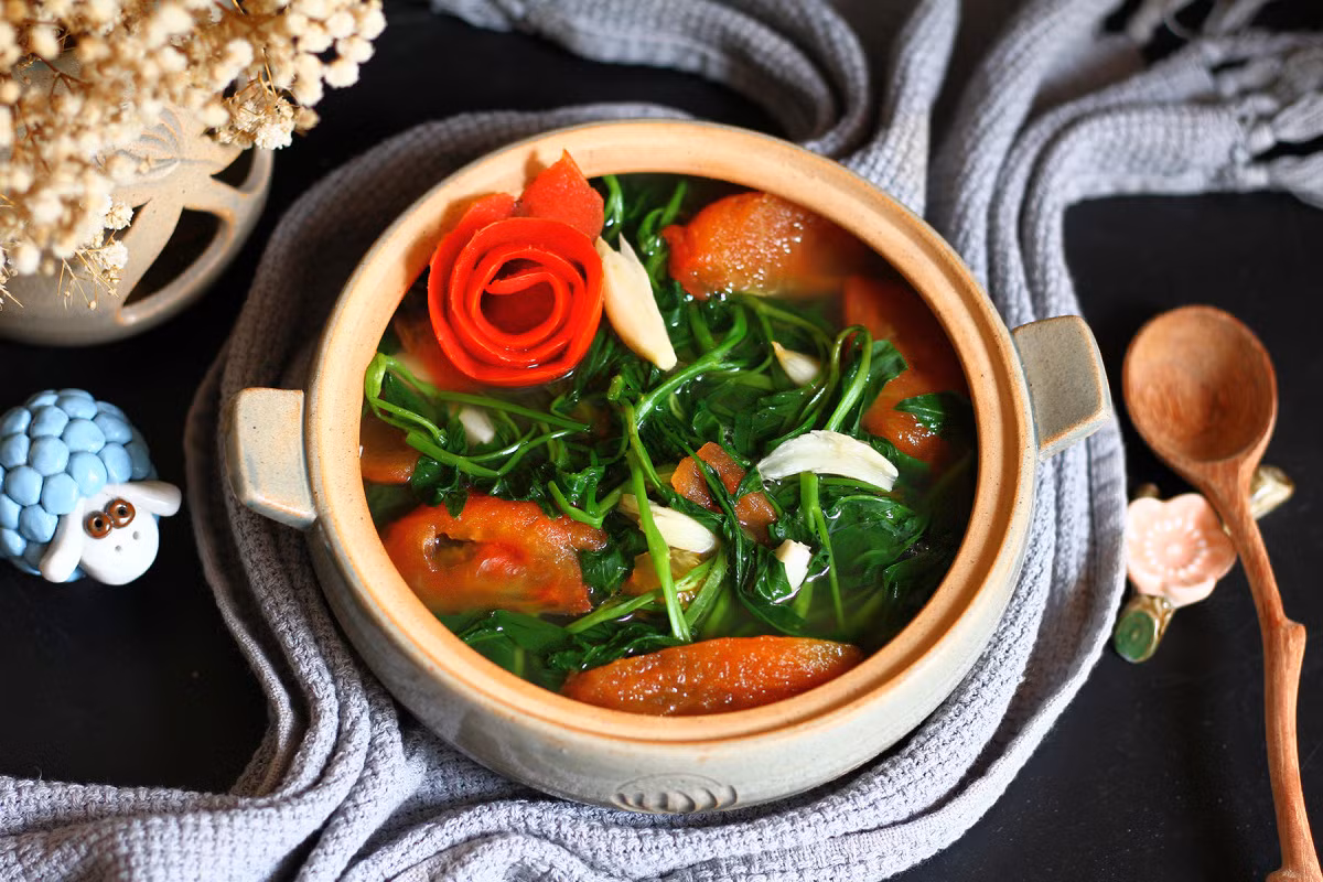 A bowl of water spinach soup featuring the flavors of tomatoes. Photo by VnExpress/Bui Thuy