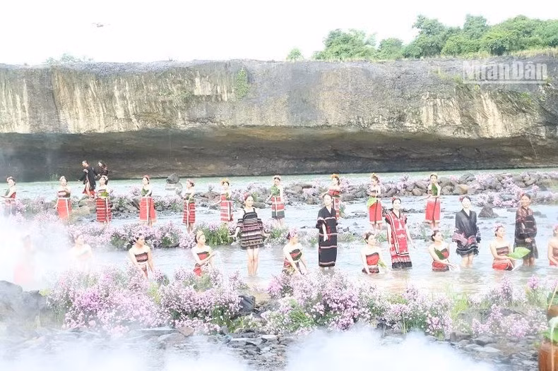 Brocade colours of ethnic groups in Dak Lak Province were showcased at the programme.
