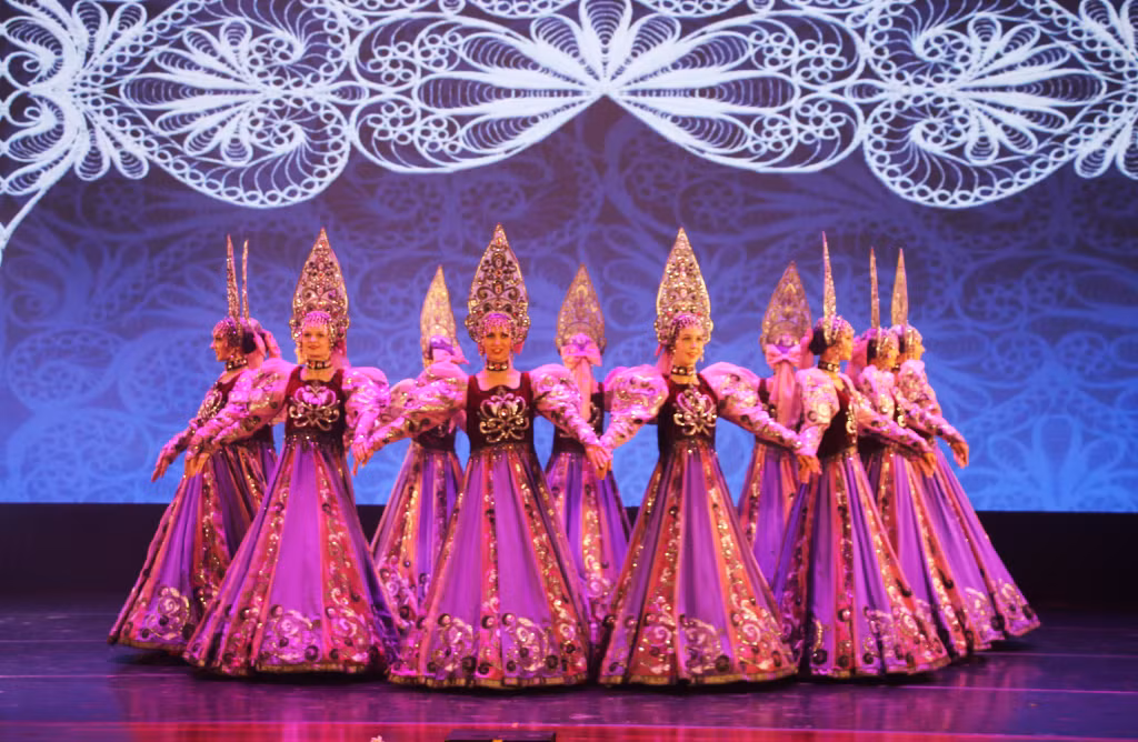 Russian artists performed 15 repertoires featuring the majestic, sacred and colorful places and nice people in Russia.