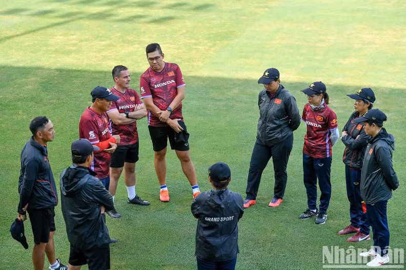 The team’s coaching staff carefully discussed before starting the training session.