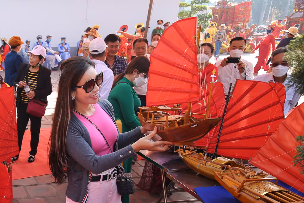 Du khách tham quan khu triển lãm thuyền buồm ba vách cánh dơi - một sản phẩm đặc trưng của Quảng Yên lần đầu trưng bày tại lễ hội. Ảnh: Dương Văn Toàn