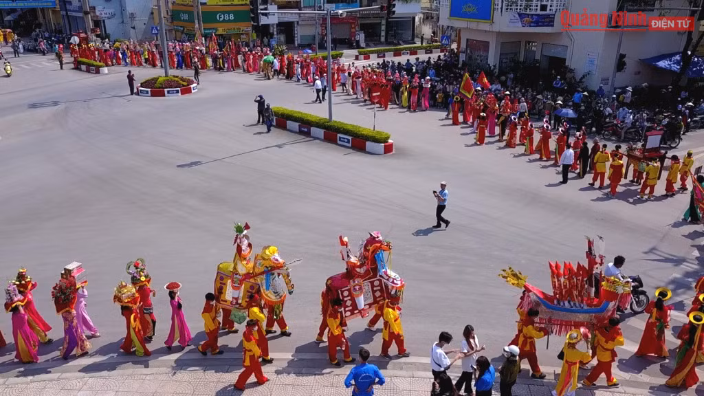 The procession of the statue of General Tran Hung Dao passed through many streets of Quang Yen town.