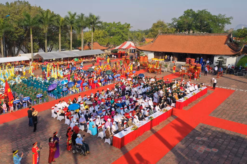 The center of the festival is the area of Tran Hung Dao temple and Vua Ba temple.
