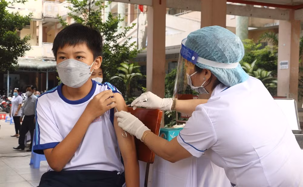 A sixth-grade student in Vĩnh Long City receives a COVID-19 vaccine on Wednesday. — VNA/VNS Photo Lê Thúy Hằng