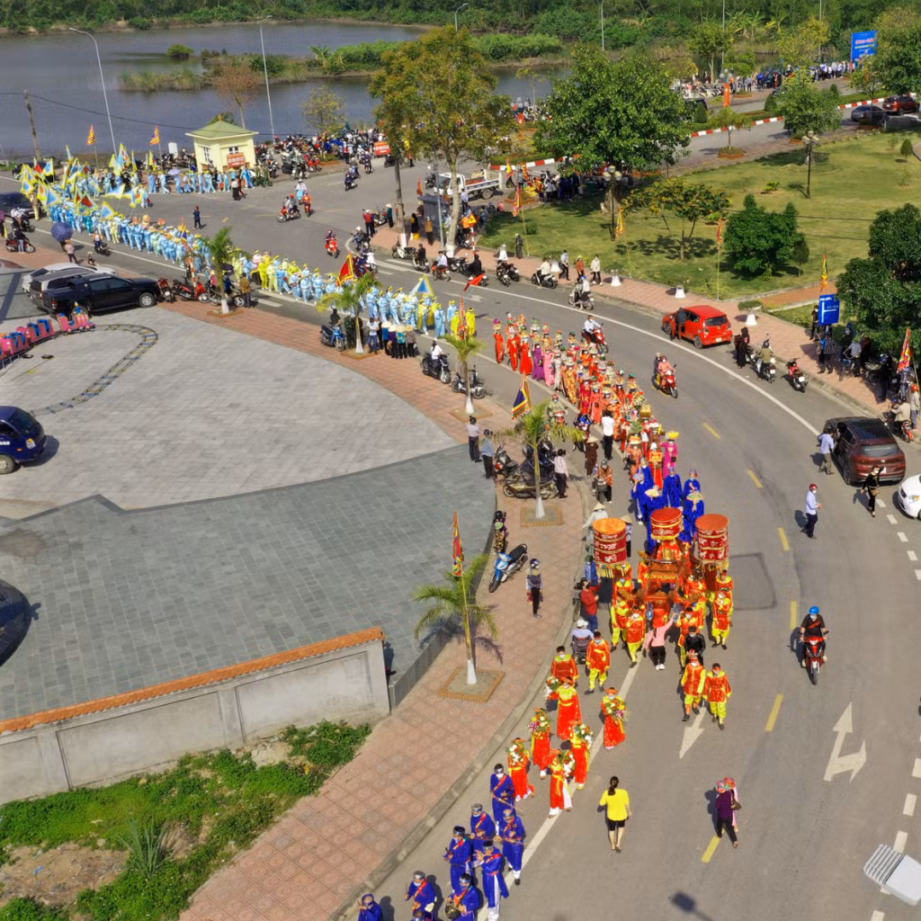 Đám rước tượng Đức Thánh Trần Hưng Đạo từ đền Trần Hưng Đạo về đình Yên Giang. Ảnh: Dương Văn Toàn