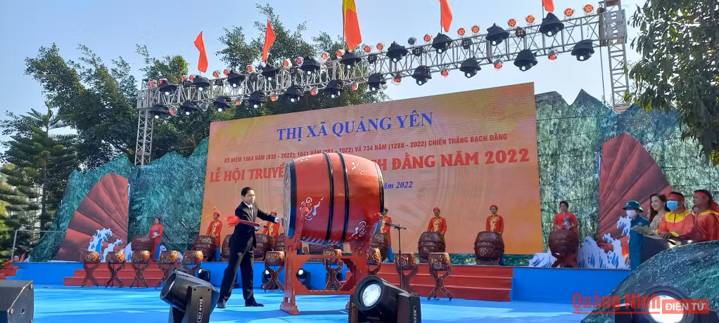 Ông Hồ Văn Vịnh, Bí thư Thị ủy Quảng Yên gióng trống khai hội Bạch Đằng năm 2022.